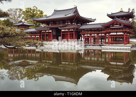 Dem Byodoin-schrein Tempel gegen einen Teich in der Nähe von Uji, Kyoto, Japan widerspiegelt Stockfoto