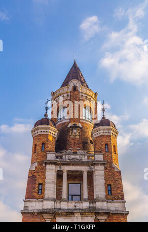 Der Millennium Tower wie Gardos Turm in Zemun County von Belgrad, die Hauptstadt Serbiens bekannt. Die Ansicht von der Vorderseite des Turms mit bewölktem Himmel in backgro Stockfoto