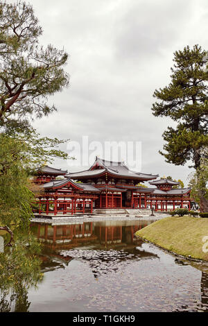 Dem Byodoin-schrein Tempel gegen einen Teich in der Nähe von Uji, Kyoto, Japan widerspiegelt Stockfoto