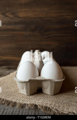 Raw weiße Eier in ei Box auf Holz- Hintergrund. Stockfoto