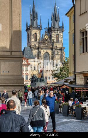 Prag, Tschechische Republik - 26. September 2018: Prag auf dem Altstädter Ring in Prag, Tschechische Republik, Europa. Blick auf die Teynkirche und traditionellen ma Stockfoto