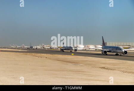 Doha, Katar - Februar 20th, 2019: Flugzeuge in einer Warteschlange warten auf Sie an der Hamad International Airport in Katar. Stockfoto