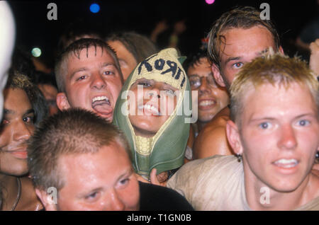 Ein hartnäckiger Korn Fan ist in der Masse während Woodstock 94 in Kingston, New York gezeigt. Stockfoto