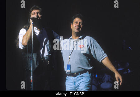 WPLR auf Luft Persönlichkeit Mike Lapitino und Marshall Tucker Band Sänger Doug Grau sind zusammen auf der Bühne am Anfang einer MTB-Konzert Performance gezeigt. Stockfoto