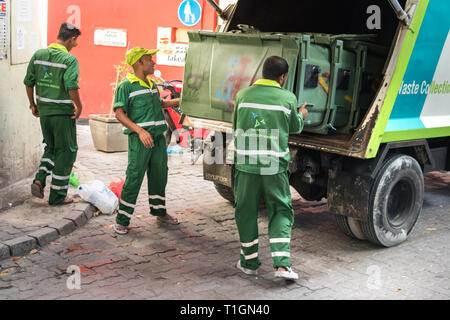 Male, Malediven - 11. Februar 2019: Drei Müllmänner laden ein Papierkorb auf einem Lkw in Male, Malediven. Stockfoto