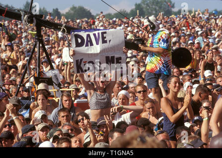 Ein Konzert Ventilator zeigt eine Meldung für Dave Matthews während der DMB-Leistung bei Woodstock 99 in Rom, New York. Stockfoto
