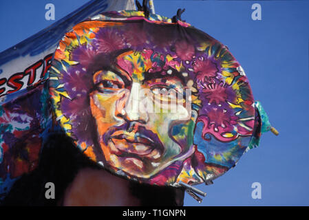 Ein sehr cooles Bild von Gitarristen Jimi Hendrix auf einer Platte, wird auf dem Display während Woodstock 99 lackiert. Stockfoto