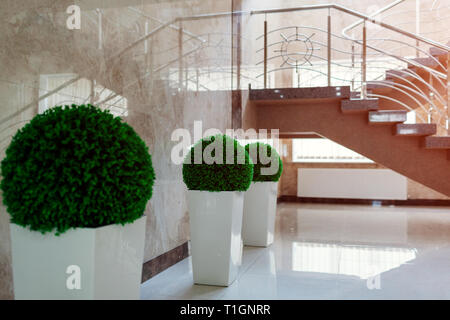 Das Treppenhaus und der Innenraum in der modernen Business center Gebäude. Evakuierungssysteme verlassen. Treppen in Shopping Center. White Ladder durch Fenster im Hotel. Urba Stockfoto