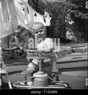 Zwei Jungen spielen in den 60er Jahren Stockfoto