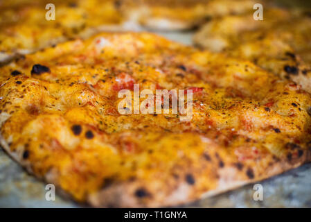 Italienische Holz befeuert römischen Stil Pizza base Stockfoto