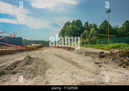 Unvollendete Straße Entwicklung ohne Baustellen Zeichen in Iskandar Puteri, Malaysia Stockfoto