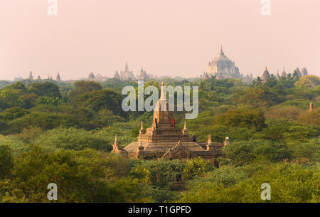 Ein unbekannter Burmesischen Paar, tragen eine traditionelle Longyi, nehmen Fotos und selfies vom Dach eines der vielen Tempel in Bagan. Stockfoto