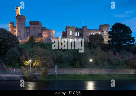 Die Burg von Inverness und den Fluss Ness bei Nacht, Inverness, Highlands, Schottland, Großbritannien Stockfoto