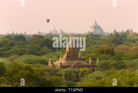 Ein unbekannter Burmesischen Paar, tragen eine traditionelle Longyi, nehmen Fotos und selfies vom Dach eines der vielen Tempel in Bagan. Stockfoto