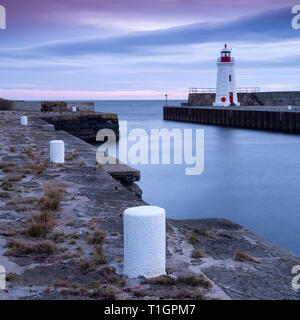 Lybster Leuchtturm und Kai bei Sonnenuntergang, Lybster Hafen, Caithness, Schottland, UK Stockfoto