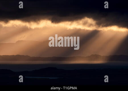 Torridon Licht, Sonnenstrahlen über den Sound von raasay und Isle of Rona auf die torridon Berge, Isle of Skye, Innere Hebriden, Schottland, Großbritannien Stockfoto