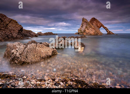 Bow Fiddle Rock, in der Nähe von Portknockie, Moray Coast, North East Scotland, Schottland, VEREINIGTES KÖNIGREICH Stockfoto