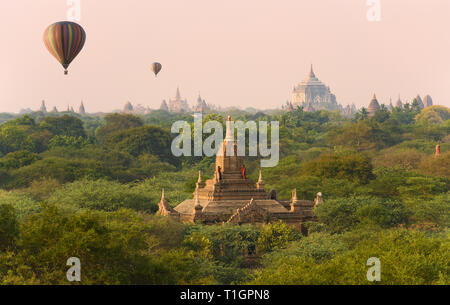 Ein unbekannter Burmesischen Paar, tragen eine traditionelle Longyi, nehmen Fotos und selfies vom Dach eines der vielen Tempel in Bagan. Stockfoto