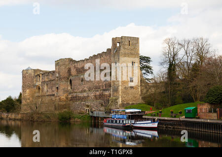 Newark Castle und Ausflugsboote auf dem Fluss Trent, Newark auf Trent, Nottinghamshire, Englandstaycation Stockfoto