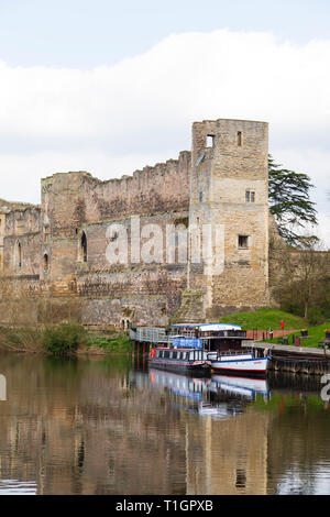 Newark Castle und Privat Boote auf dem Fluss Trent, Newark-on-Trent, Nottinghamshire, England Stockfoto