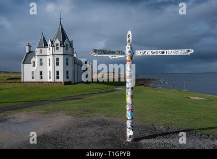 John O Groats Wegweiser und Hotel, Caithness, Highlands, Schottland, UK Stockfoto