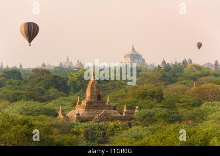 Ein unbekannter Burmesischen Paar, tragen eine traditionelle Longyi, nehmen Fotos und selfies vom Dach eines der vielen Tempel in Bagan. Stockfoto