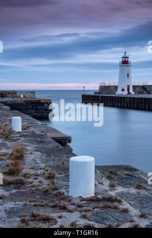 Lybster Leuchtturm und Kai bei Sonnenuntergang, Lybster Hafen, Caithness, Schottland, UK Stockfoto