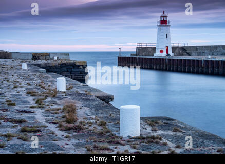 Lybster Leuchtturm und Kai bei Sonnenuntergang, Lybster Hafen, Caithness, Schottland, UK Stockfoto