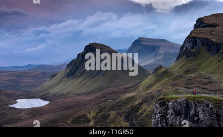 Fotograf auf die quiraing im Morgengrauen, trotternish Halbinsel, Isle of Skye, Innere Hebriden, Schottland, UK MODEL RELEASED Stockfoto