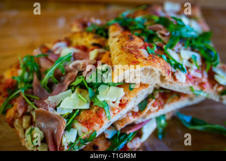 Traditionelle Holzbefeuerte römischen Stil italienische Pizza Schichten in einer Pizzeria Trattoria Restaurant. Pizza Romana Stockfoto