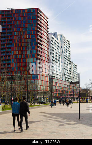 Rotterdam, Niederlande - 7 April 2018: Moderne Architektur des Stadtzentrums von Rotterdam mit Menschen hinunter Kruisplein Stockfoto
