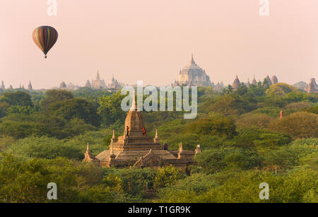 Ein unbekannter Burmesischen Paar, tragen eine traditionelle Longyi, nehmen Fotos und selfies vom Dach eines der vielen Tempel in Bagan. Stockfoto