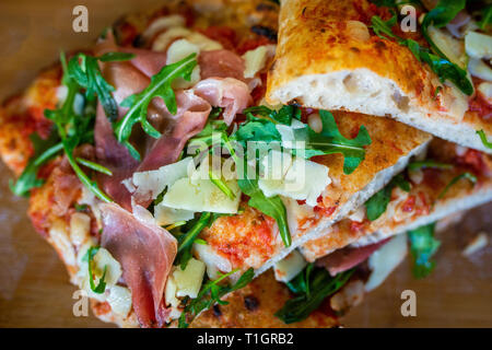 Traditionelle Holzbefeuerte römischen Stil italienische Pizza Schichten in einer Pizzeria Trattoria Restaurant. Pizza Romana Stockfoto