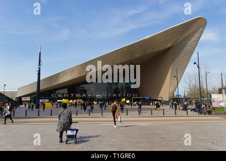 Rotterdam, Niederlande - 7 April 2018: Moderne Architektur der Hauptbahnhof Rotterdam mit Reisenden und Touristen zu Fuß zum und vom Entran Stockfoto