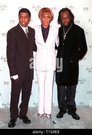 LOS ANGELES, Ca - 11. Januar 1999: Sänger WHITNEY HOUSTON, BABYFACE (links) & Wyclef Jean bei den American Music Awards in Los Angeles. © Paul Smith/Featureflash Stockfoto