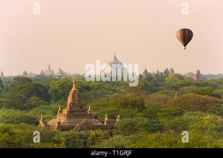 Ein unbekannter Burmesischen Paar, tragen eine traditionelle Longyi, nehmen Fotos und selfies vom Dach eines der vielen Tempel in Bagan. Stockfoto