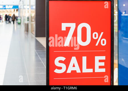 Große Verkauf 70 aus Buchstaben auf Shopping mall Wandsäule, bokeh Shopping Mall als Hintergrund. Die endgültigen Verkauf. Shopping, Business Mode und Werbung Stockfoto