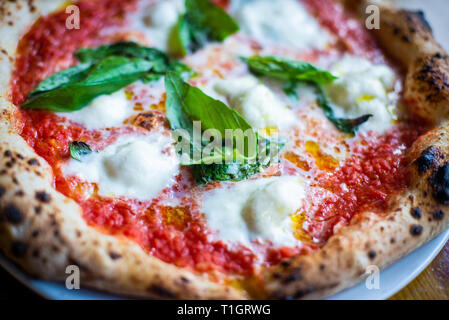 Nahaufnahme einer traditionellen italienischen neapolitanischer Holzofen Pizza Margherita Stockfoto