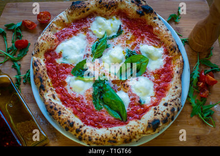 Eine bunte authentische neapolitanische italienische Holzpizza aus margherita Eine Trattoria/Pizzeria/Restaurant Stockfoto