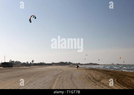 Kitesurfen in Riumar, Delta de l'Ebre, Tarragona, Katalonien, Spanien Stockfoto