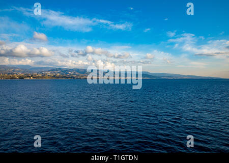 Blick auf die Straße von Messina Mediterrane und Tyrrhenische Meer und Sicilia Insel Hintergrund von der Fähre verbunden, Italien Stockfoto