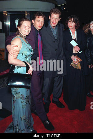 LOS ANGELES, Ca - 16. Februar 1999: Schauspieler DEXTER FLETCHER (links) & JASON FLEMYNG & Freundinnen am Los Angeles Premiere ihres Films "Lock, Stock und zwei Rauchen Fässer." © Paul Smith/Featureflash Stockfoto