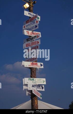 Zeichen werden angezeigt, hängend an einem Baumstamm bei Woodstock 94 in Kingston, New York. Stockfoto