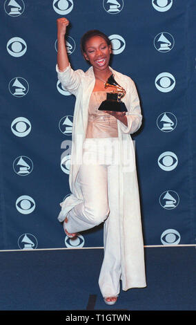 LOS ANGELES, Ca - 24. Februar 1999: Sängerin Brandy auf der 41. jährlichen Grammy Awards in Los Angeles. © Paul Smith/Featureflash Stockfoto