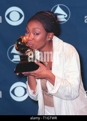 LOS ANGELES, Ca - 24. Februar 1999: Sängerin Brandy auf der 41. jährlichen Grammy Awards in Los Angeles. © Paul Smith/Featureflash Stockfoto