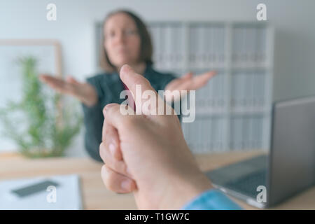 Boss droht Mitarbeiter mit Finger in Business Office, konzeptionelle Bild mit selektiven Fokus Stockfoto