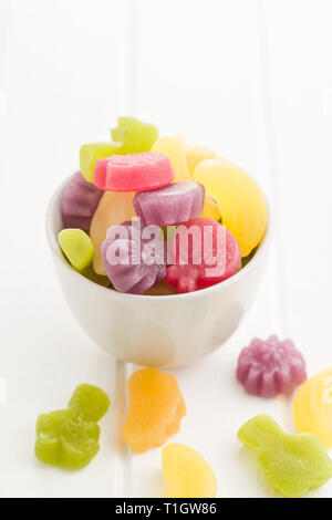 Grütze Bonbons in Schüssel auf weißer Tisch. Stockfoto