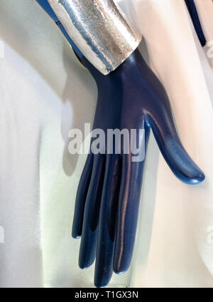Blaue Hand, Metall palm Dummy auf weißem Hintergrund. Stockfoto