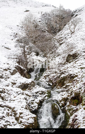 Kleiner Wasserfall im Schnee entlang Dalveen Pass in der lowther Hills. Dumfries und Galloway, Scottish Borders, Schottland Stockfoto