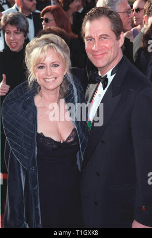LOS ANGELES, Ca - 21. März 1999: Schauspielerin Susan George & Schauspieler Ehemann SIMON MacCORKINDALE am 71st Academy Awards. © Paul Smith/Featureflash Stockfoto
